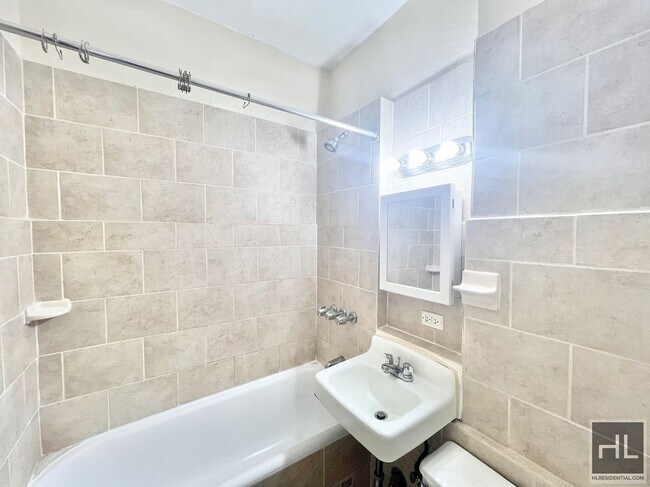 Building Photo - Top Floor 1BR in Prime Clinton Hill