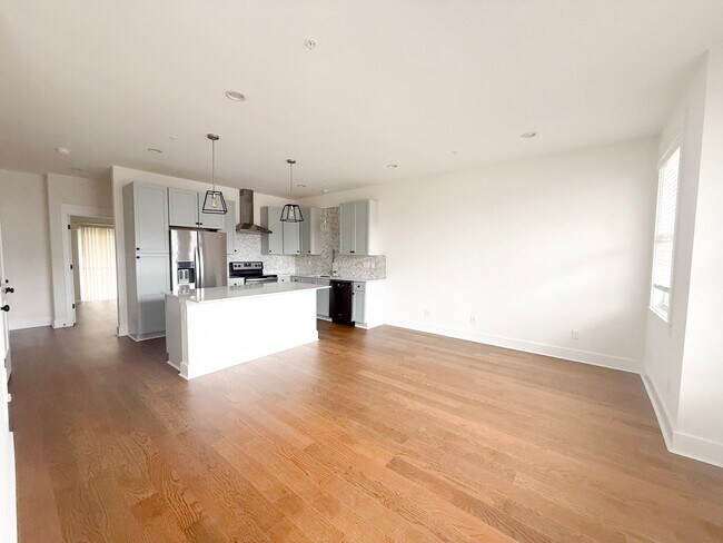 Building Photo - Spacious 4-Bedroom Townhome on Allison Way with Pool Access Near TTU