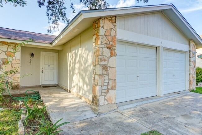 Building Photo - One Story Rental Home located near FM 78 a...