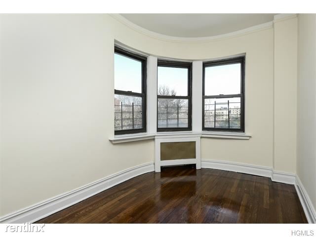 Building Photo - 190 E Mosholu Pky S