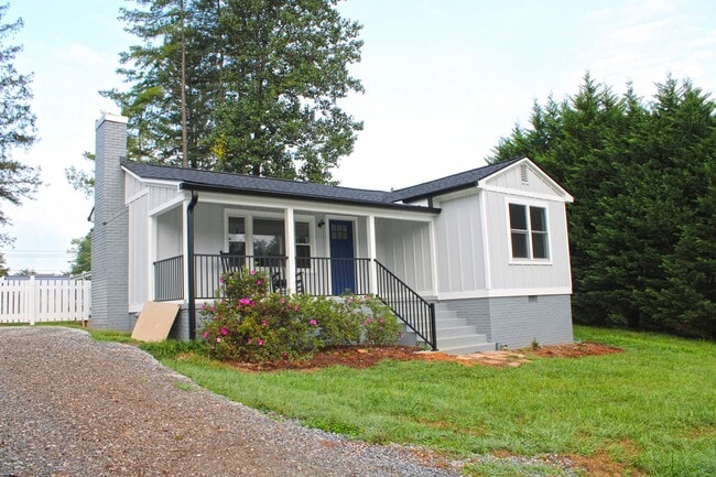 Building Photo - Freshly Renovated Cottage