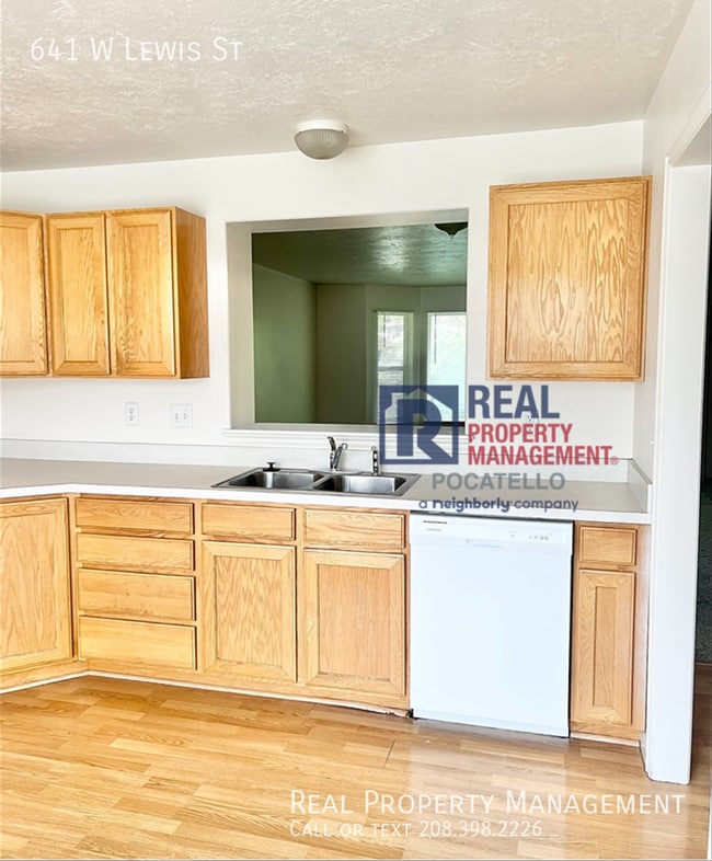 Building Photo - 4 Bedroom 1.5 Bath Townhome