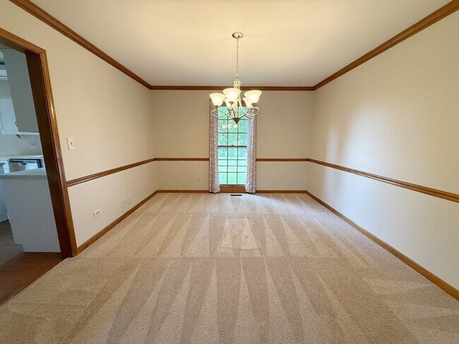 Building Photo - 2436 Putnam Dr