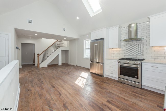 Foto del edificio - 28 Oak Pl