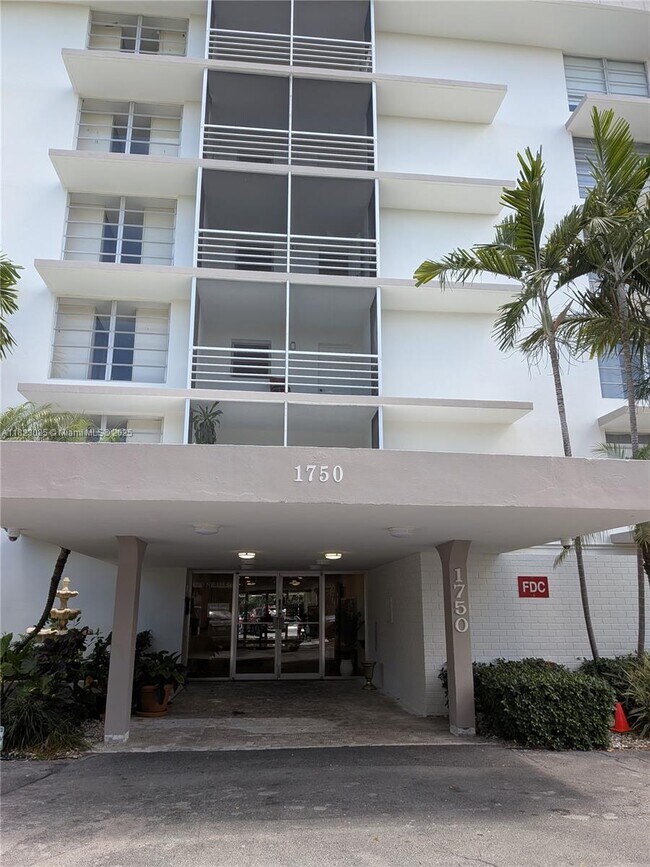 Foto del edificio - 1750 NE 115th St