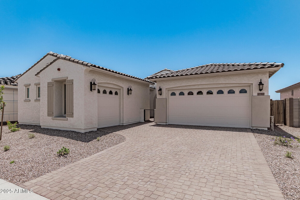 Foto principal - 16981 W Cameron Dr