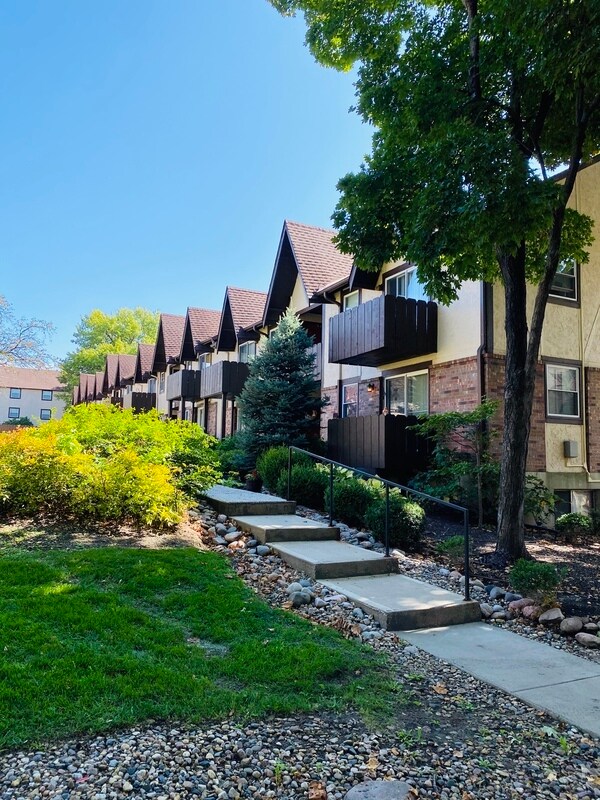 Foto principal - 6222 Robinson St