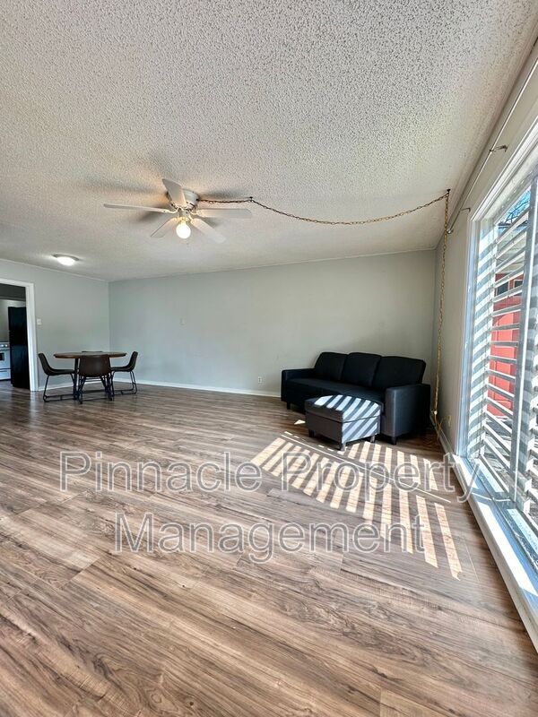 Foto del edificio - 310 S Van Buren St