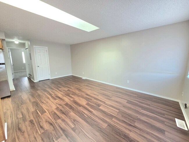 Foto del edificio - Large 2 Bedroom Apartment with Peak Views!