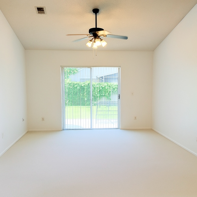 Building Photo - Kissimmee Single Family 3x2  Home!