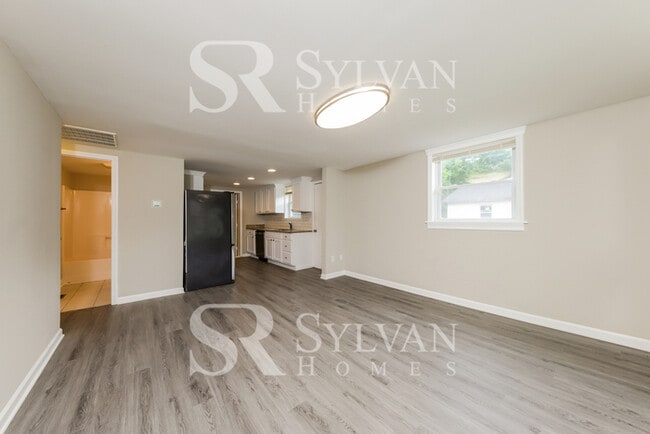 Foto del edificio - Charming 3 BR, 2 BA home is move-in ready