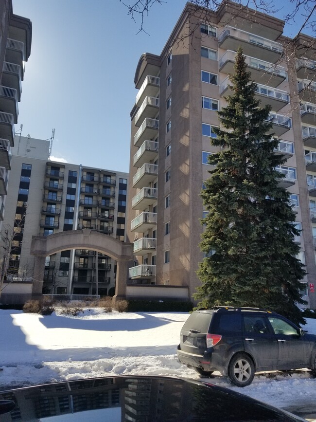 Building Photo - 10100 Rue Paul-Comtois