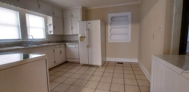 Building Photo - 1708 E 4th St