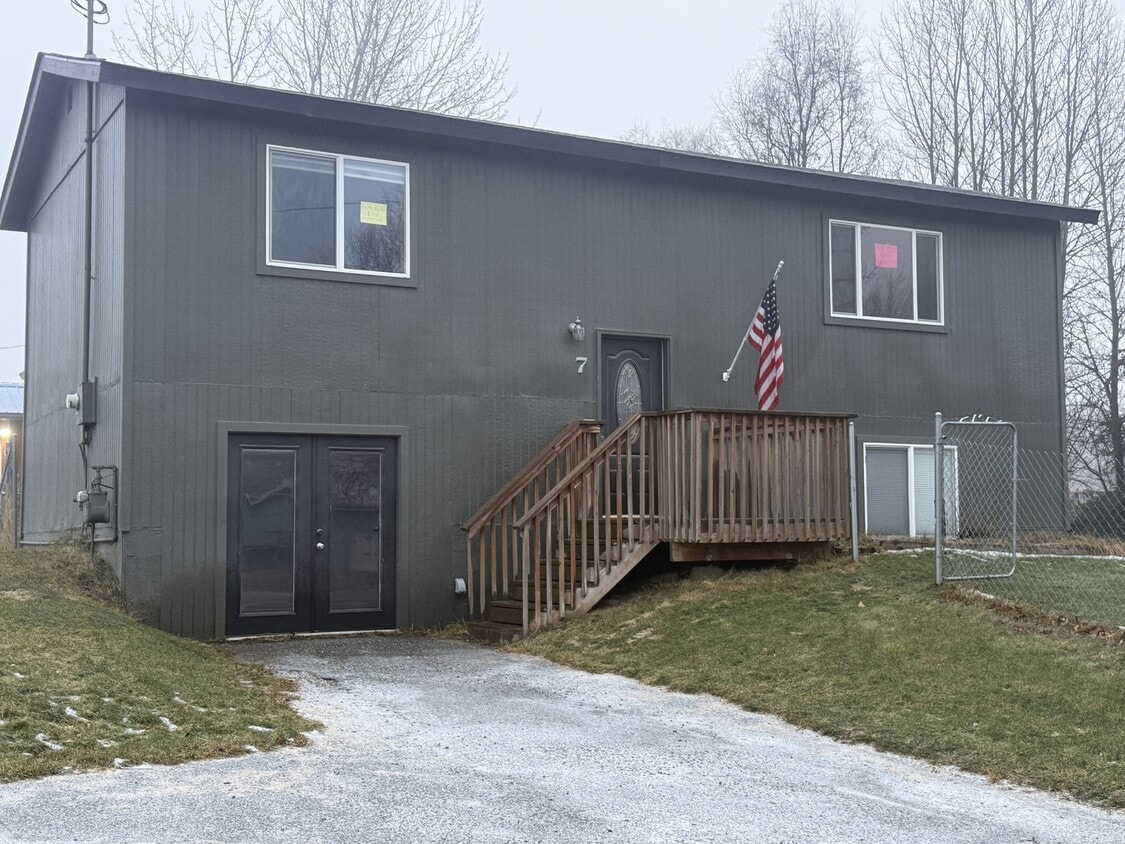 Primary Photo - 427 N Gulkana St