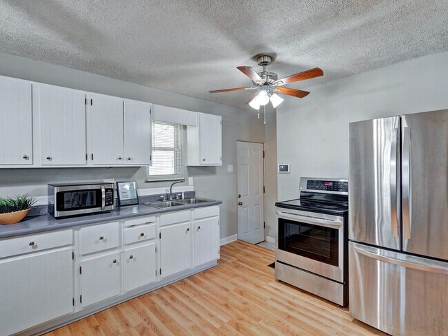 Building Photo - 1814 N Riley Ave