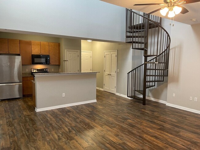 Building Photo - WEST CAMPUS PENTHOUSE  2/2 + Loft, 2 parking
