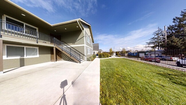 Shared Yard - 3318 S Chandler St