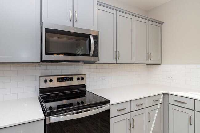 Foto del edificio - BEAUTIFUL 3BD/2.5BTH Townhome - AVAILABLE NOW - ASK ABOUT MOVE IN SPECIAL