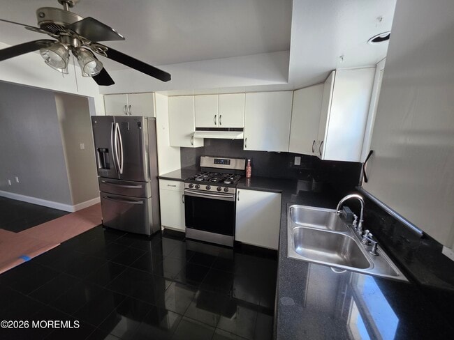 Building Photo - 71 Newark Pl