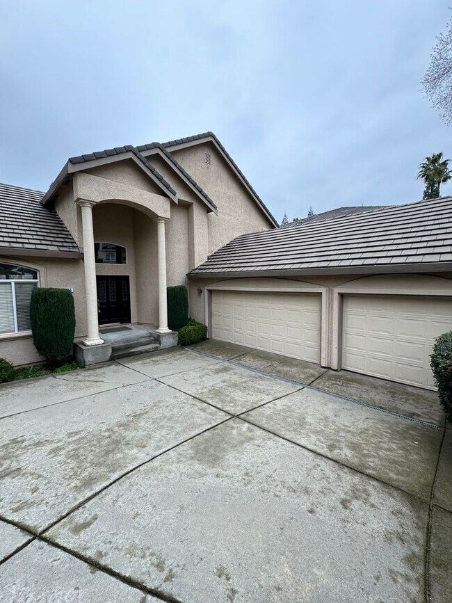 Building Photo - Rare Folsom Beauty! 4 bedrooms, 3 bath hom...