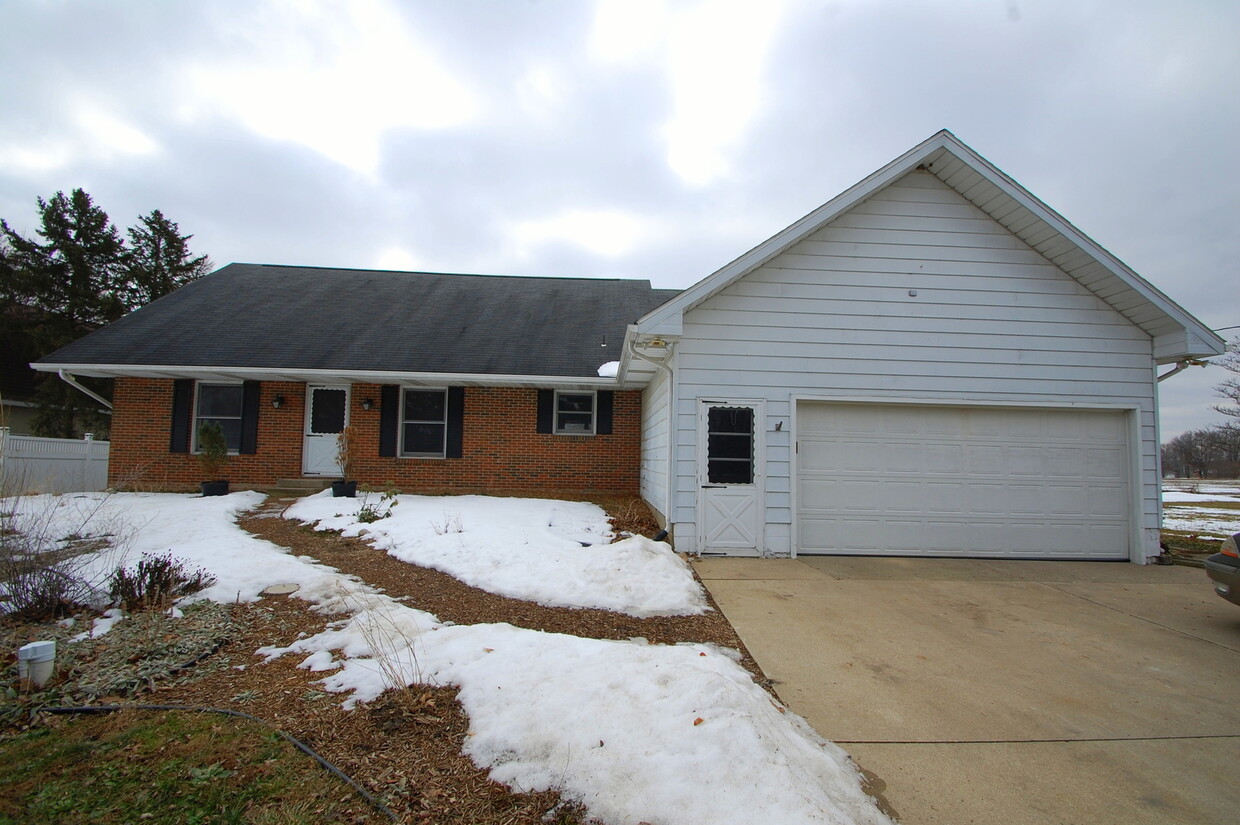 Primary Photo - Country Living, 4-Bedroom Home in Northwoo...