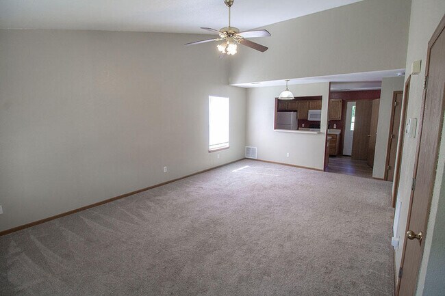Building Photo - 637 Country Squire Ct