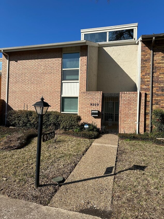 Primary Photo - Spacious 4BR Townhome in Dallas