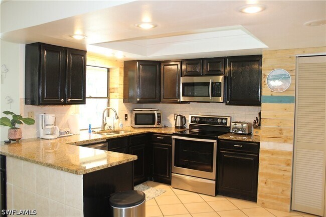 Building Photo - 1025 NE Van Loon Ln