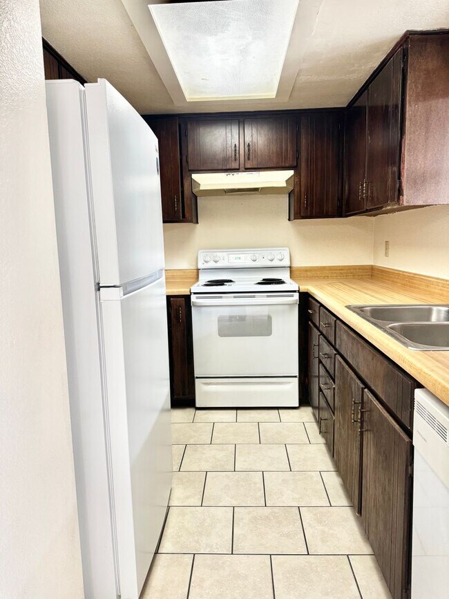 Foto del edificio - Two story unit move-in ready