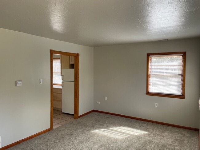 Building Photo - Adorable 2 Bedroom Cottage in Serene Setting