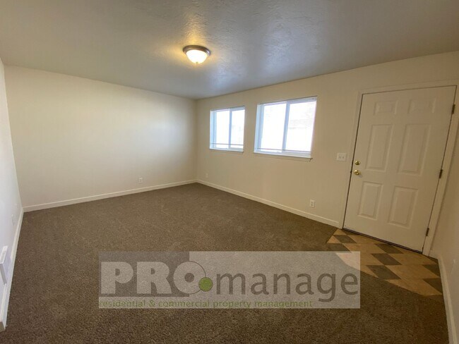 Foto del edificio - 3 Bed, 1 Bath Apartment w/ 1-Car Garage - Idaho Falls