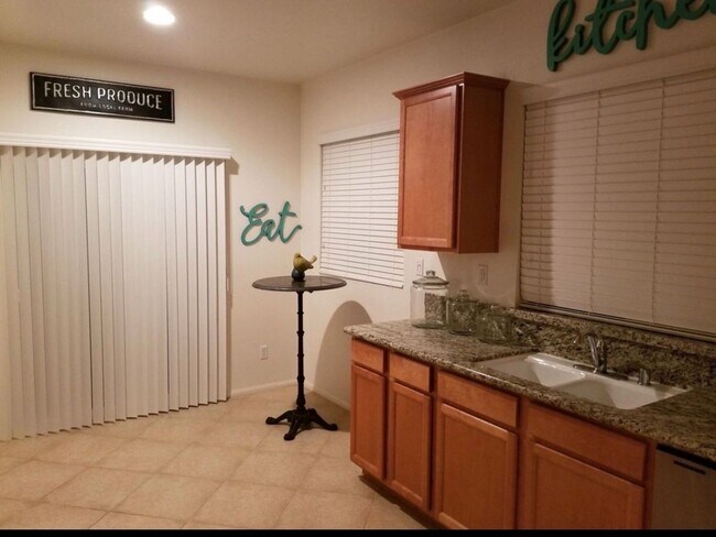 Foto del edificio - Cute house with 2 car garage available in ...