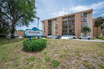 Building Photo - 9220 Fontainebleau Blvd
