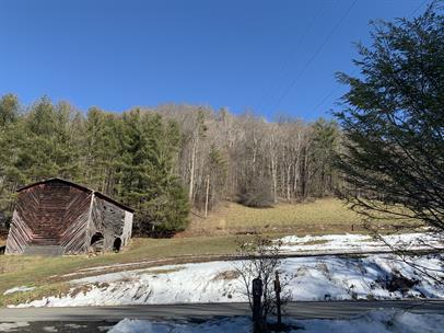 Foto del edificio - 664 Bear Branch Rd