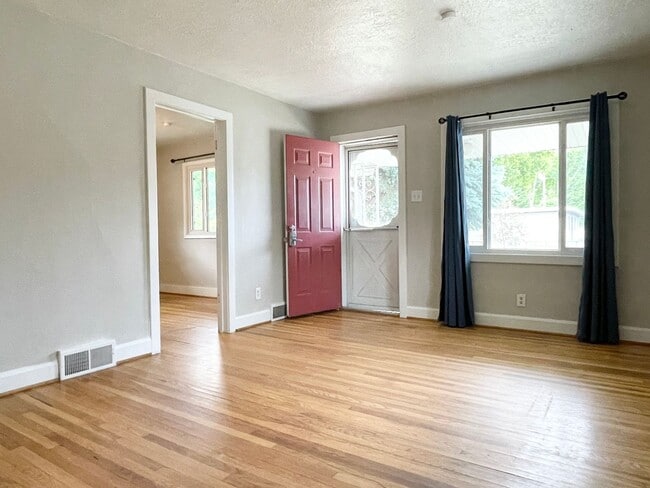 Building Photo - Darling Updated Cottage Near Liberty Park!
