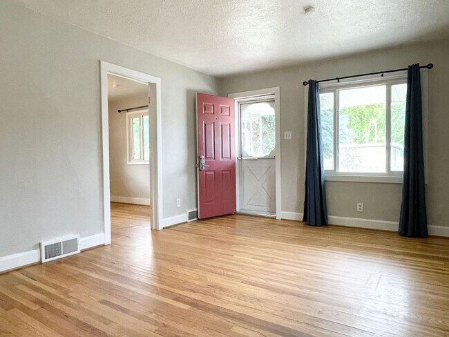 Foto del edificio - Darling Updated Cottage Near Liberty Park!