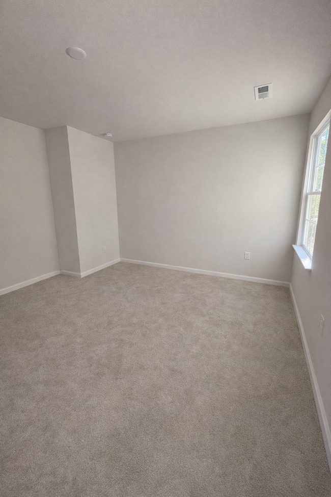 Building Photo - Move-in ready Townhome!