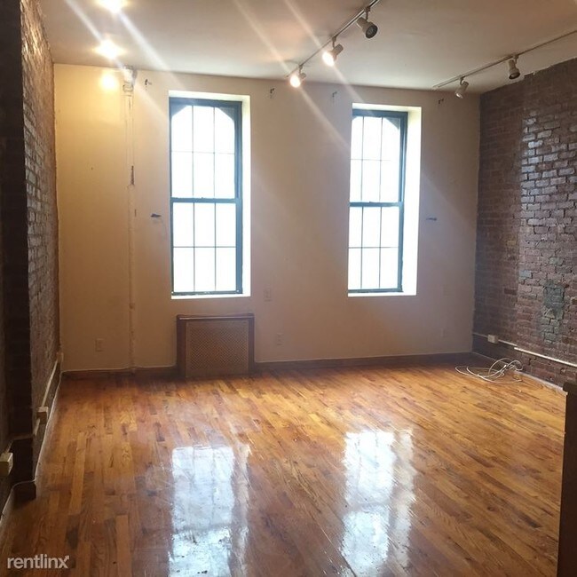 Building Photo - 204 Scholes St