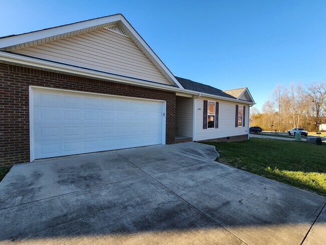 Building Photo - 1606 Bobby Nichols Dr