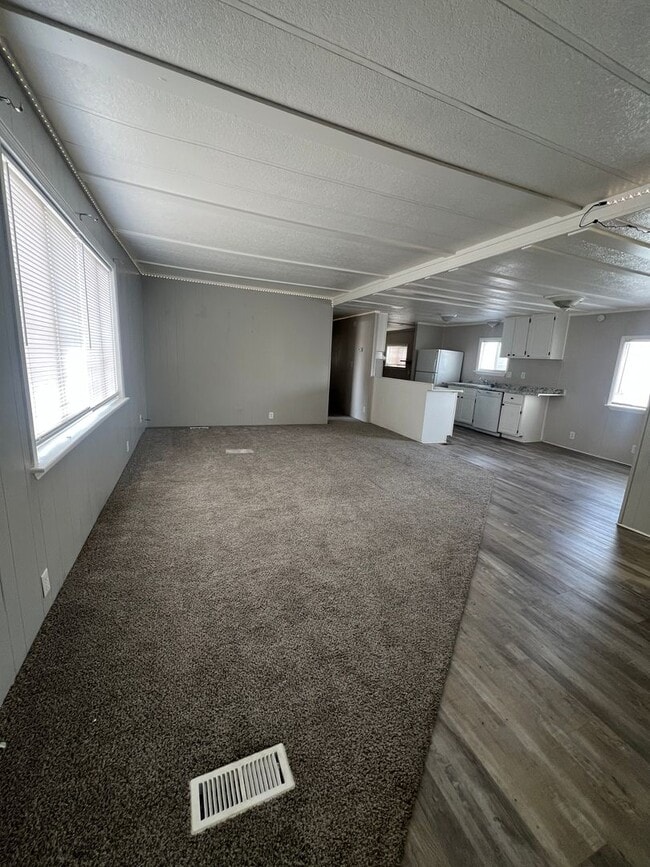 Building Photo - Large Three Bedroom In Chubbuck