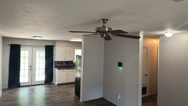 Foto del edificio - 2203 Crestwood Dr