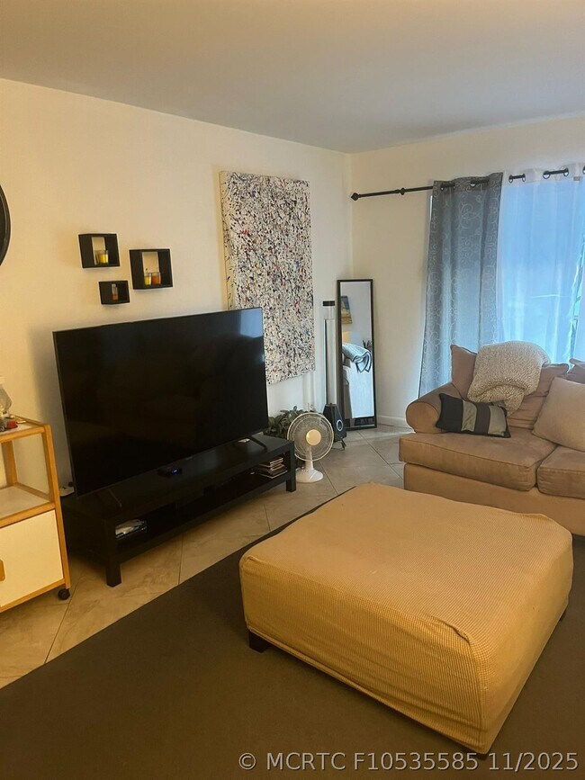 Building Photo - 6489 Bay Club Dr