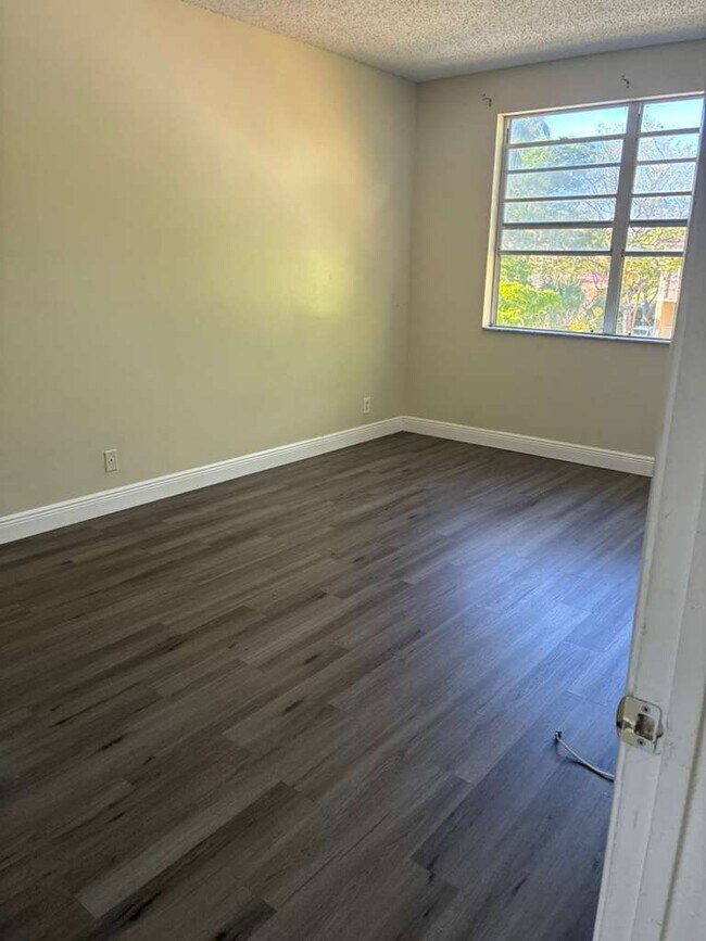 Foto del edificio - 8284 NW 24th St