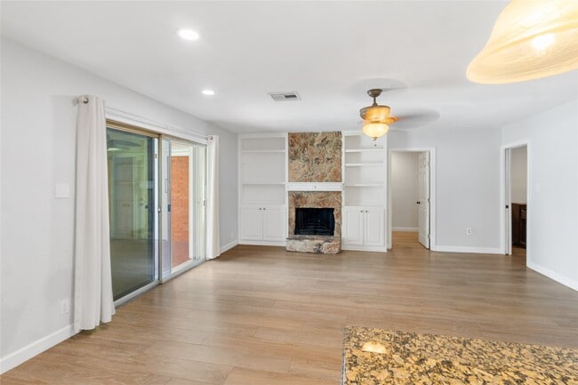 Building Photo - 2824 Palm Cir E