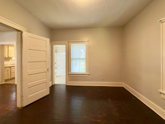 Building Photo - 2 Bedroom 1 Bathroom Bungalow