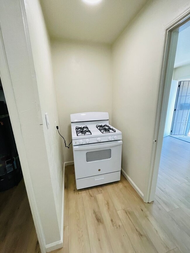 Building Photo - 2 Bedroom unit with parking