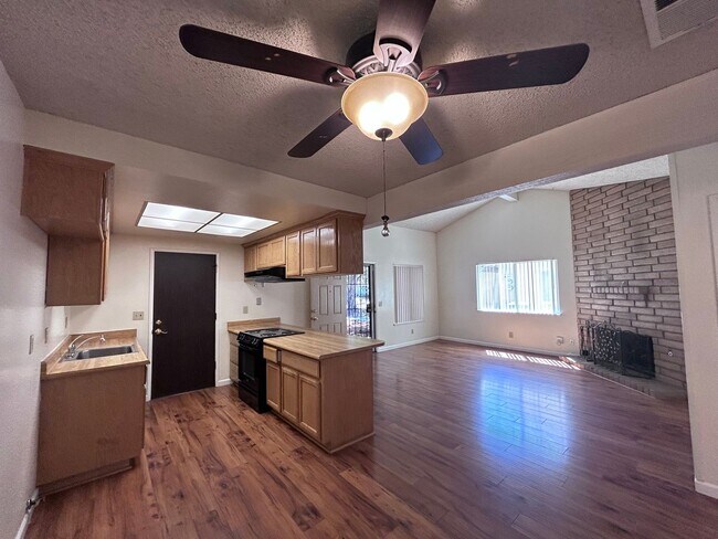 Foto del edificio - 3392-3394 Egmont Way