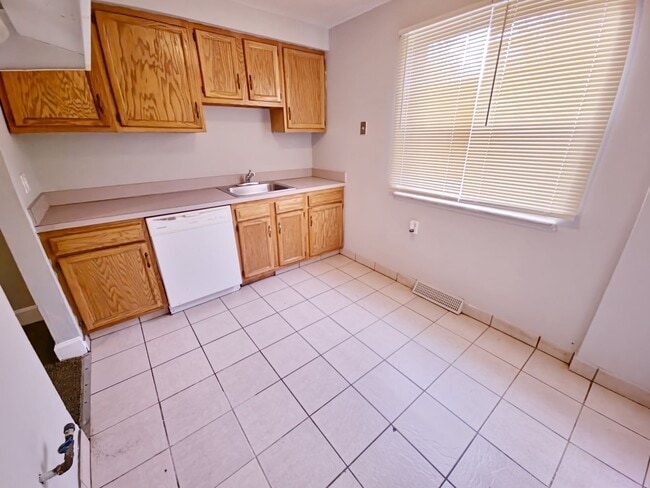 Building Photo - 2 Bedroom 1.5 Bathroom TownHouse