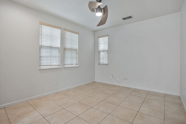 Foto del edificio - 1658 Glenmore Dr