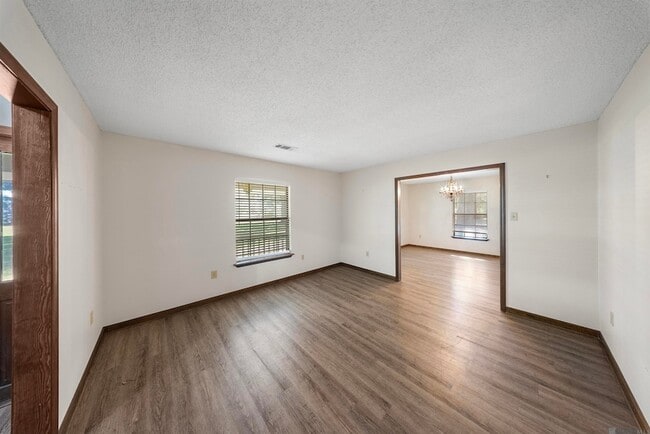 Foto del edificio - 9655 Sullivan Rd